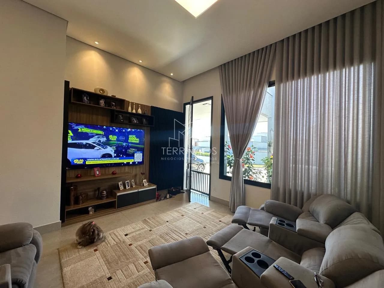 CASA À VENDA OU PERMUTA COM 3 DORMITÓRIOS, COM PISCINA NO CONDOMÍNIO PHYTUS - CABREÚVA/SP
